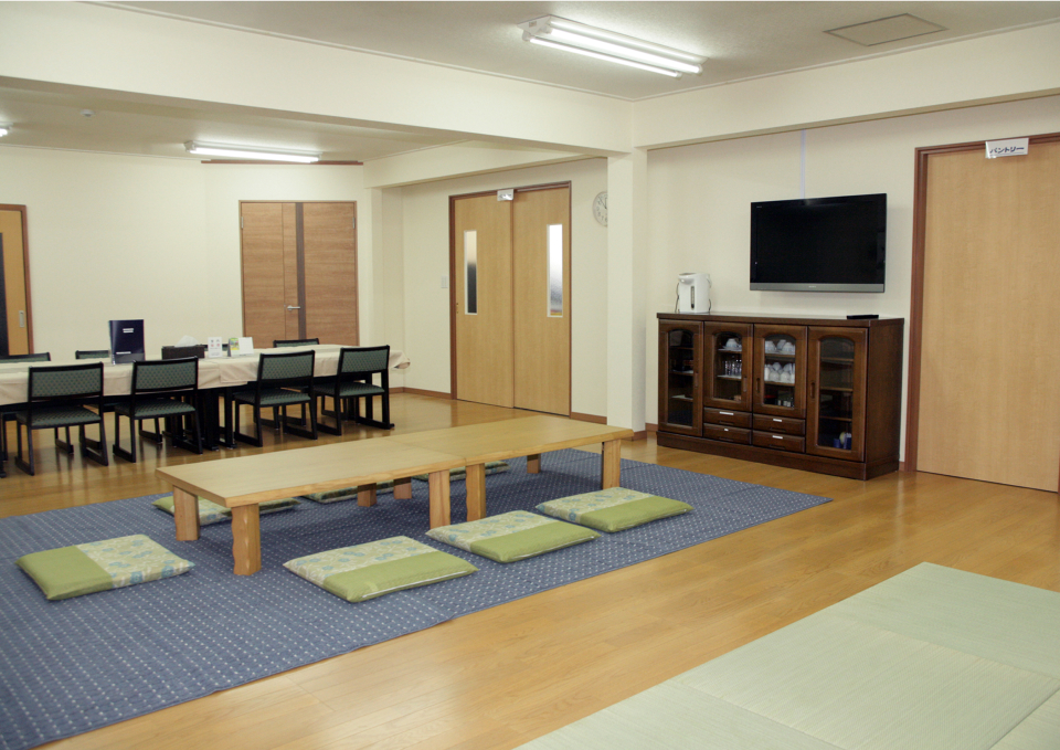 大仙市のメモリー葬祭控室で座布団が並ぶゆったりした待合スペース
