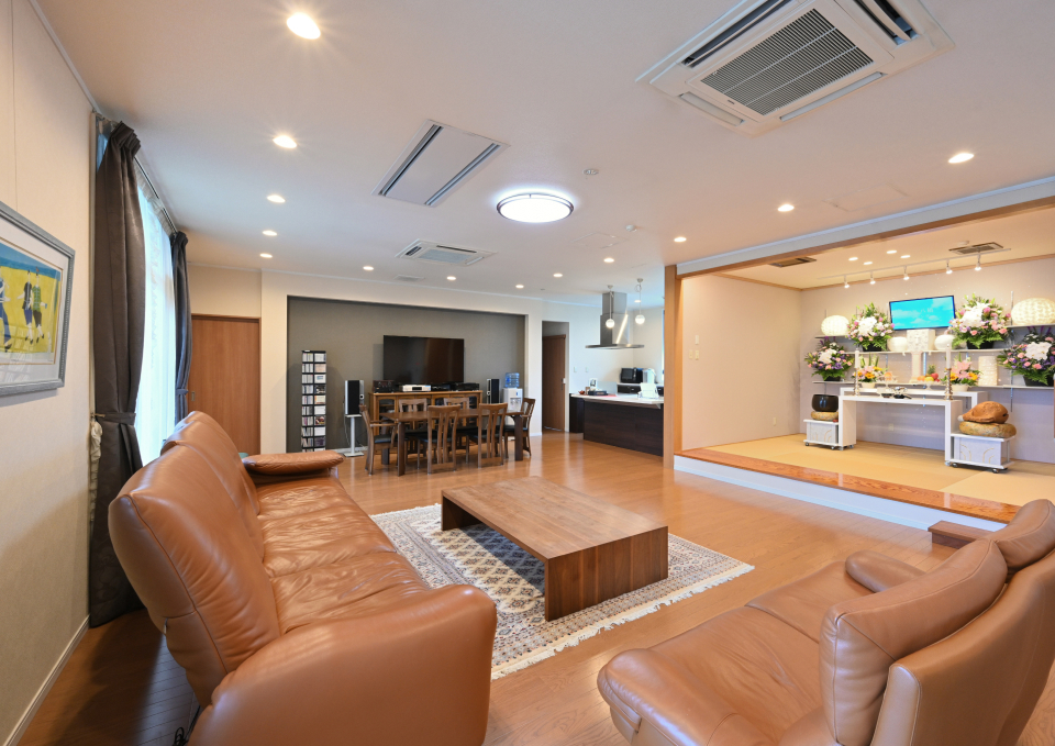 メモリーのメモリーホール別邸八橋で家族がくつろぐリビング、大仙市・秋田市からの参列にも対応