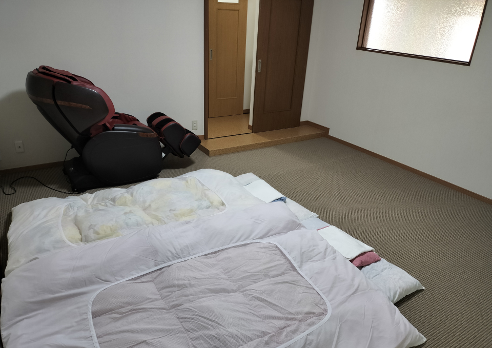 メモリーが大仙市の控室で布団とマッサージチェアを用意した宿泊設備