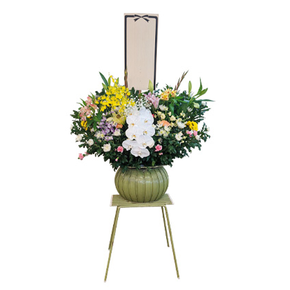 メモリーが大仙市・秋田市向けに供える白胡蝶蘭入りの祭壇用アレンジメント