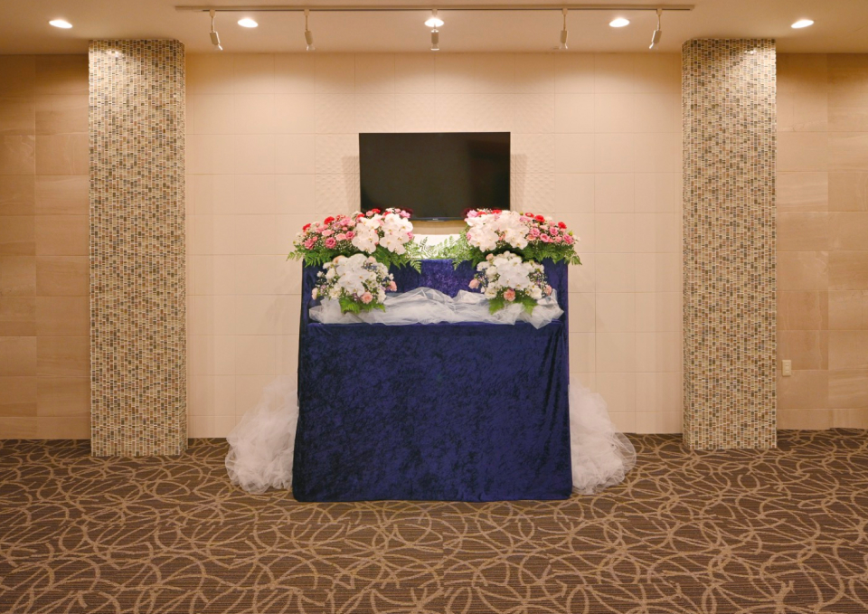 メモリーが大仙市・秋田市で設営した花祭壇の二日家族葬式場風景